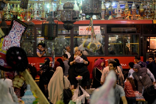 Gemerlap pasar lentera jelang Ramadan di Kairo