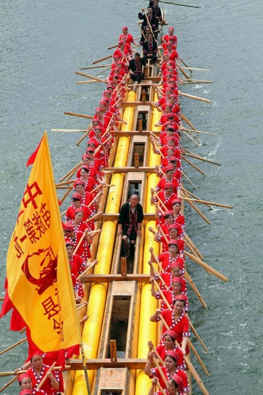 168 Wanita Etnik Miao pecahkan rekor dayung perahu naga raksasa