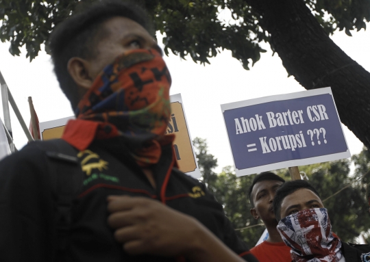 Menentang kebijakan Ahok, buruh geruduk Balai Kota