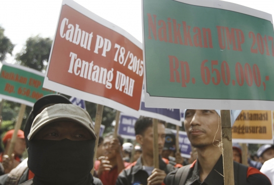 Menentang kebijakan Ahok, buruh geruduk Balai Kota
