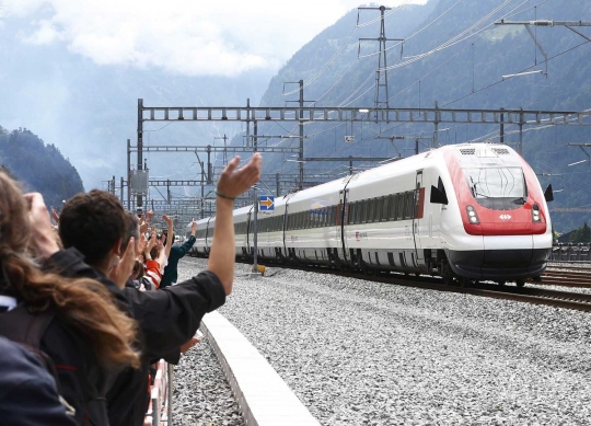 Terowongan kereta terpanjang di dunia resmi dibuka