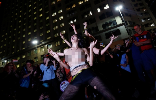 Protes pemerkosaan, seniman wanita Brasil nekat telanjang dada
