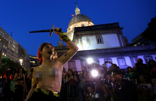 Protes pemerkosaan, seniman wanita Brasil nekat telanjang dada
