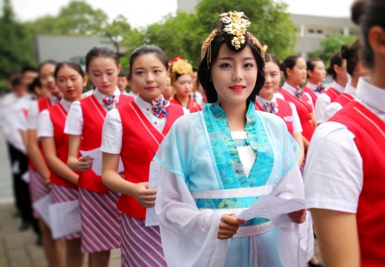 Uniknya calon pramugari di China interview pakai baju tradisional