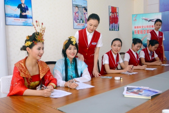 Uniknya calon pramugari di China interview pakai baju tradisional