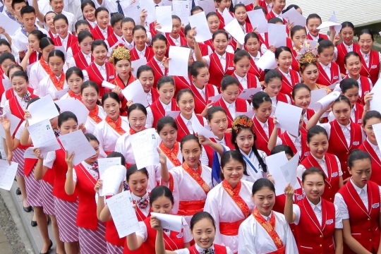 Uniknya calon pramugari di China interview pakai baju tradisional