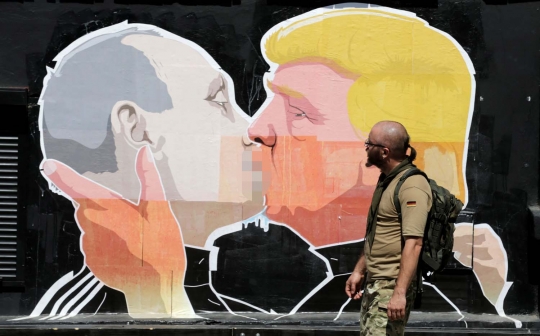 Ini mural Trump dan Putin berciuman yang bikin heboh Lithuania