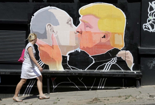 Ini mural Trump dan Putin berciuman yang bikin heboh Lithuania