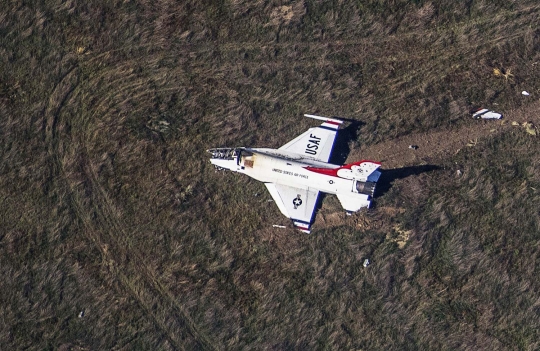 Jet tempur F-16 militer AS jatuh usai manuver di depan Obama