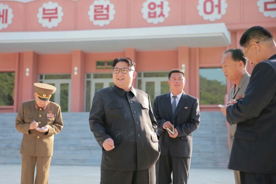 Wajah semringah Kim Jong-un tinjau penampungan anak-anak Korut