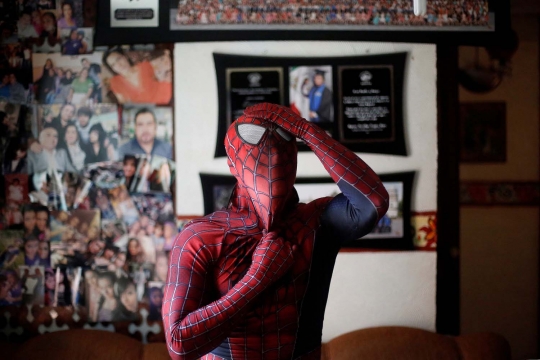 Uniknya Spiderman di Meksiko malah jadi dosen