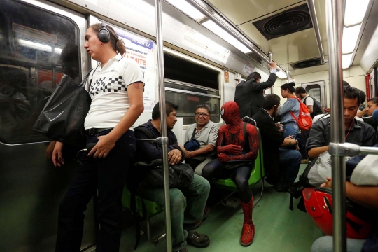 Uniknya Spiderman di Meksiko malah jadi dosen