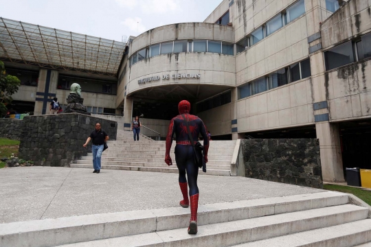 Uniknya Spiderman di Meksiko malah jadi dosen