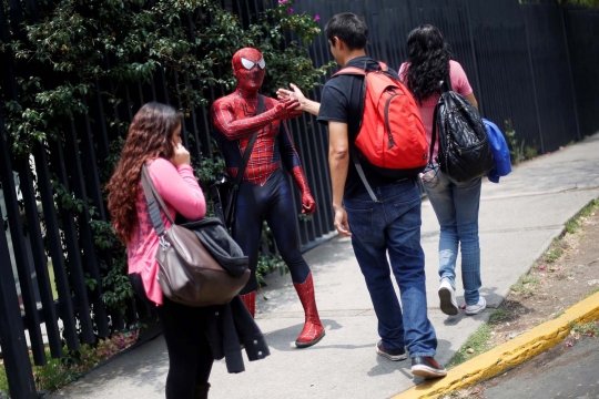 Uniknya Spiderman di Meksiko malah jadi dosen