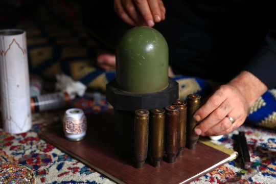 Kreatif, pria Suriah bikin replika masjid dari sisa amunisi perang