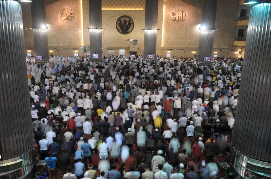 Malam 1 Ramadan, ribuan jemaah salat Tarawih padati Istiqlal