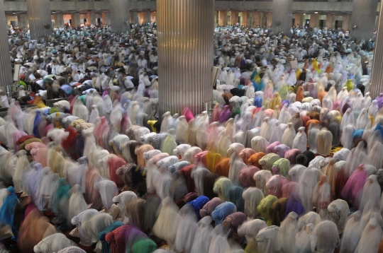 Malam 1 Ramadan, ribuan jemaah salat Tarawih padati Istiqlal