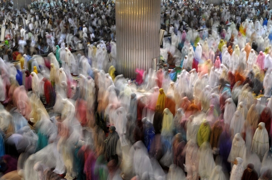 Malam 1 Ramadan, ribuan jemaah salat Tarawih padati Istiqlal