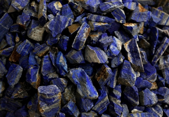Mengenal lebih dekat Lapis Lazuli, batu permata terlangka di dunia