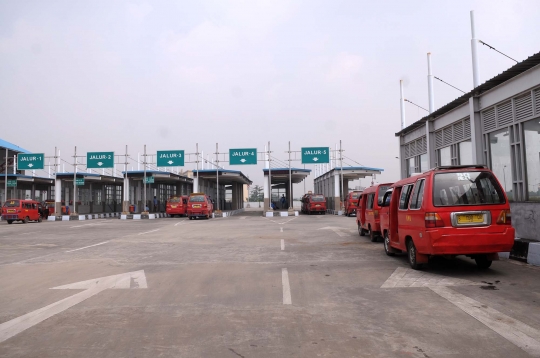Memantau uji kelayakan Terminal Pulogebang