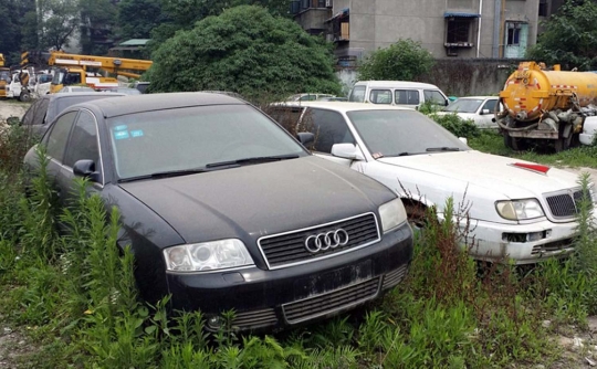 Tempat pembuangan mobil mewah di China ini bikin geleng kepala