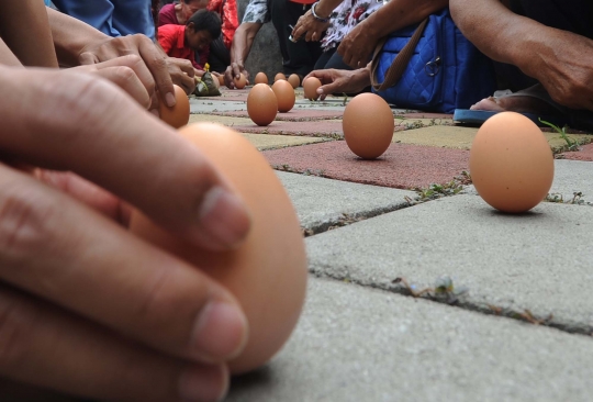 Berlomba mendirikan telur di puncak perayaan Peh Cun