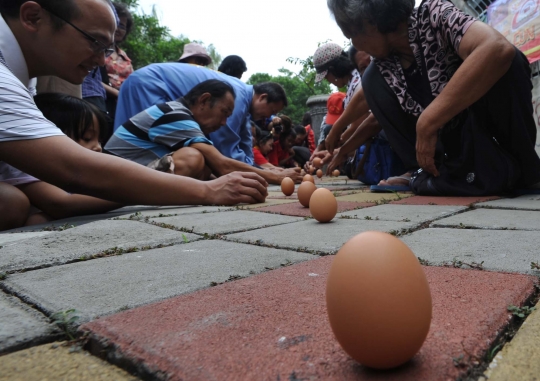 Berlomba mendirikan telur di puncak perayaan Peh Cun