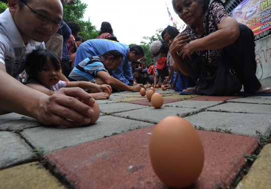 Berlomba mendirikan telur di puncak perayaan Peh Cun