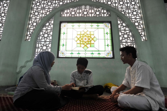 Bulan puasa, warga manfaatkan kekosongan waktu di dalam masjid