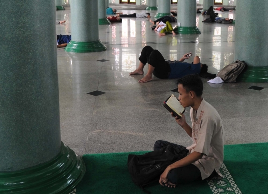 Bulan puasa, warga manfaatkan kekosongan waktu di dalam masjid