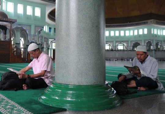 Bulan puasa, warga manfaatkan kekosongan waktu di dalam masjid