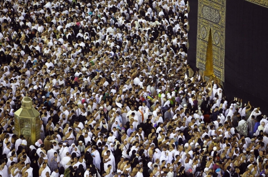 Berlomba meraih keberkahan Ramadan di depan pintu Kabah