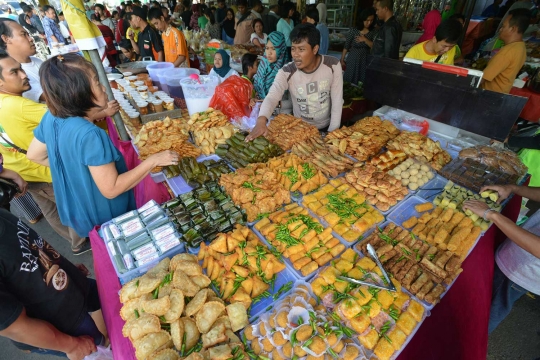 Berburu takjil di Pasar Benhil