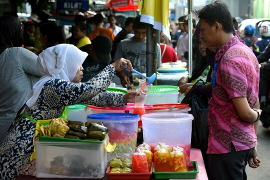 Berburu takjil di Pasar Benhil