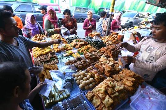 Berburu takjil di Pasar Benhil