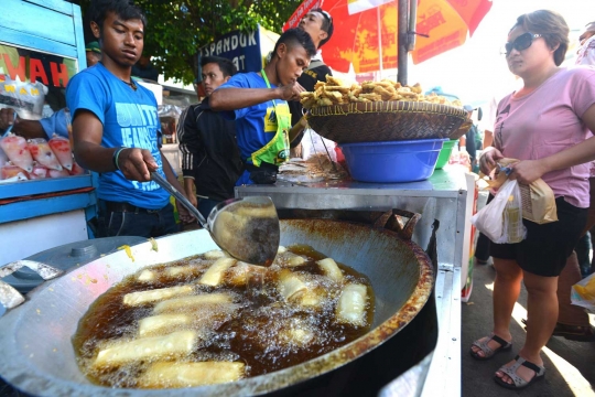 Berburu takjil di Pasar Benhil