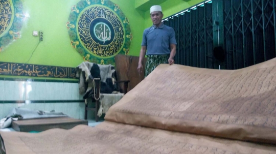 Penampakan Alquran raksasa berusia ratusan tahun di Solo