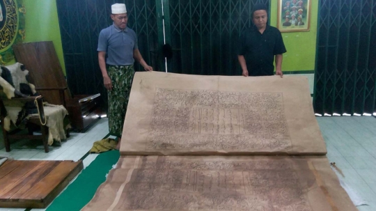 Penampakan Alquran raksasa berusia ratusan tahun di Solo