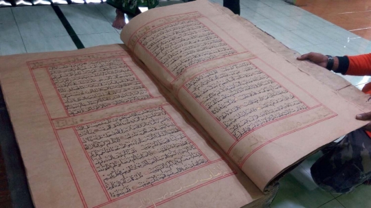 Penampakan Alquran raksasa berusia ratusan tahun di Solo
