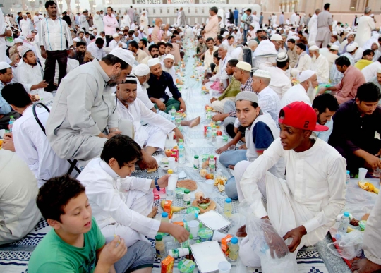 Kebersamaan ribuan jemaah buka puasa di Masjid Nabawi