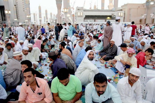 Kebersamaan ribuan jemaah buka puasa di Masjid Nabawi