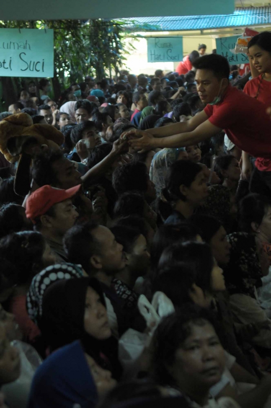 Warga berebut antre di pasar murah Hati Suci