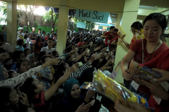 Warga berebut antre di pasar murah Hati Suci