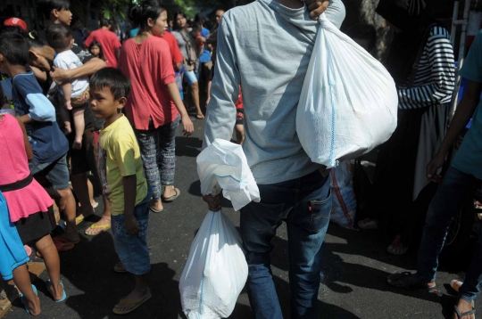 Warga berebut antre di pasar murah Hati Suci