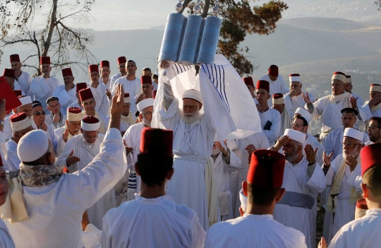 Melihat hari raya orang Yahudi di puncak Gunung Gerizim
