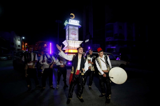 Begini membangunkan warga sahur di Hebron
