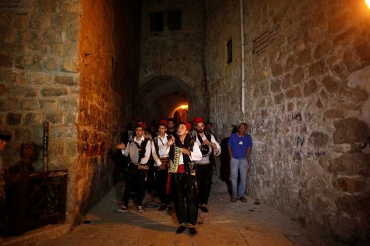 Begini membangunkan warga sahur di Hebron