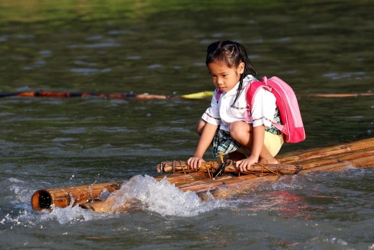 Semangat anak-anak pelosok terjang derasnya sungai demi ke sekolah