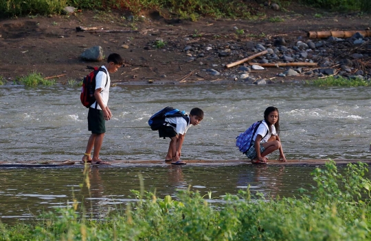 Semangat anak-anak pelosok terjang derasnya sungai demi ke sekolah