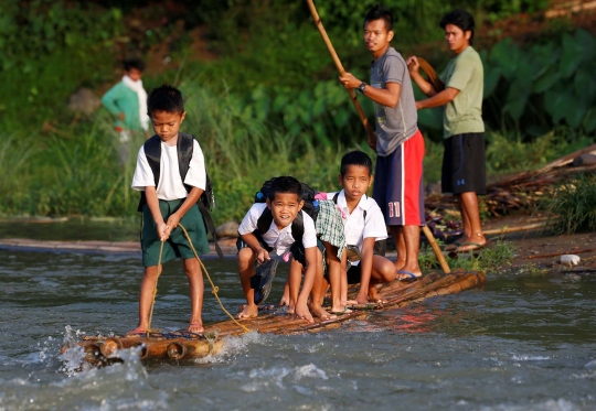 Semangat anak-anak pelosok terjang derasnya sungai demi ke sekolah